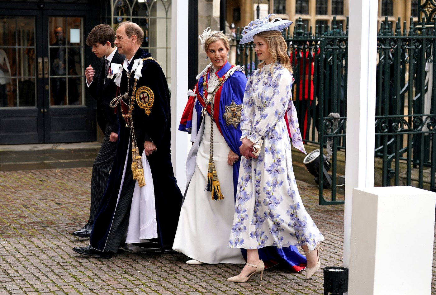 Louise a szüleivel és a testvérével, III. Károly koronázásán.