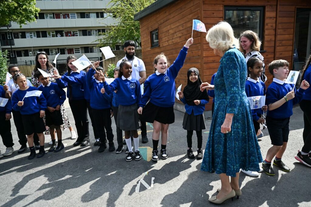 Kamilla látogatása egy londoni iskolában