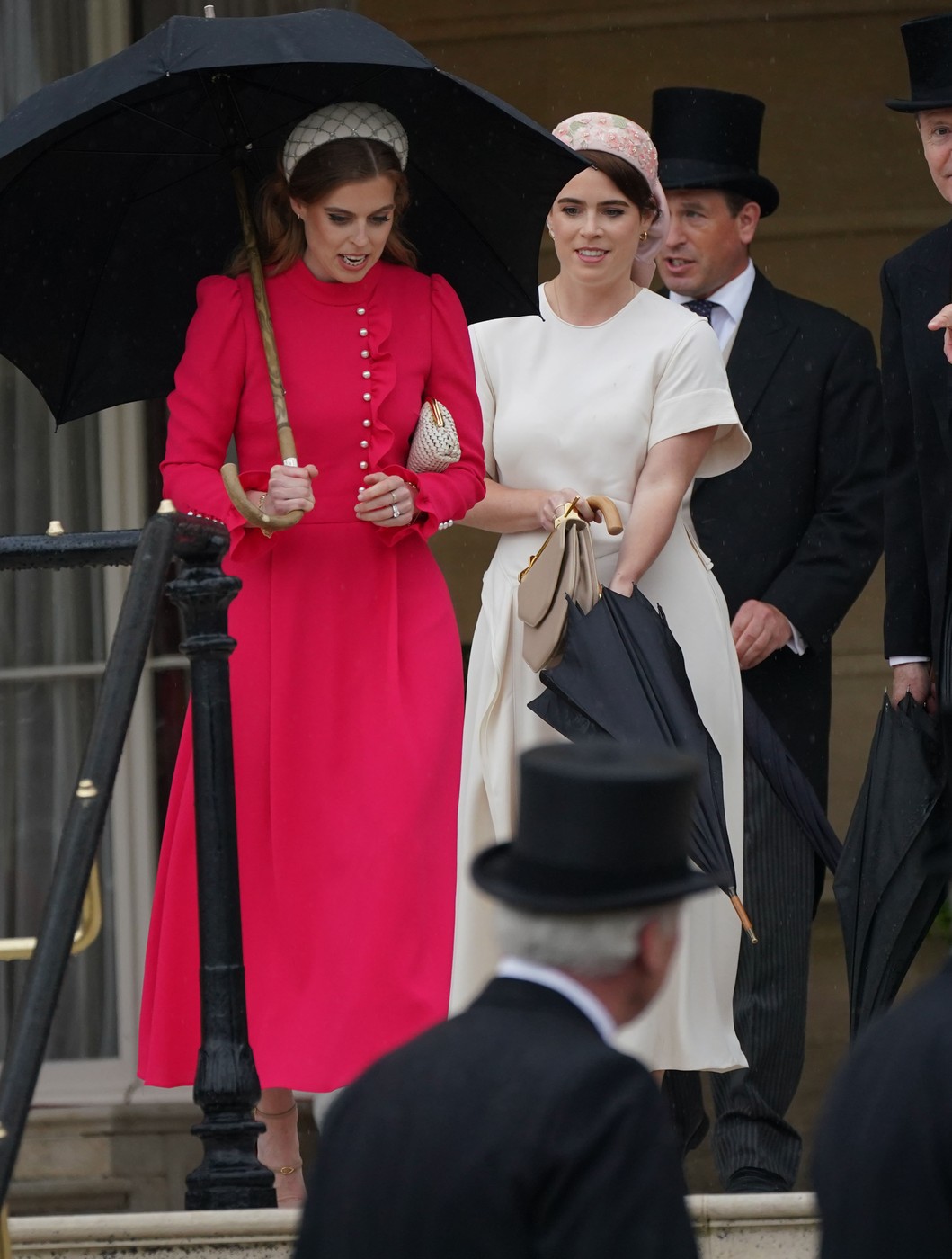 Eugénia hercegnő (Fehérben) és Beatrix hercegnő (pirosban)