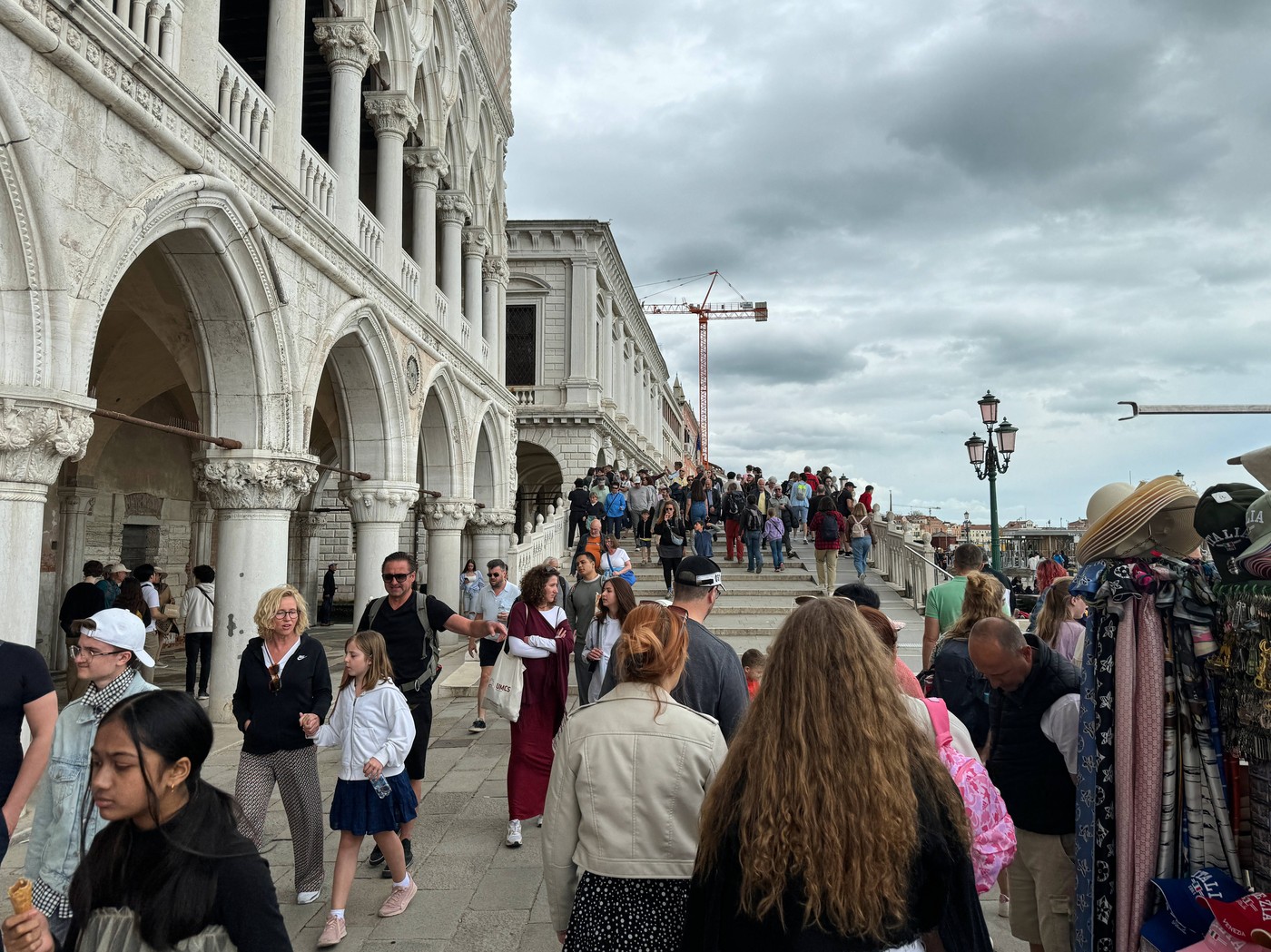 Elege lett Velencének a turistákból