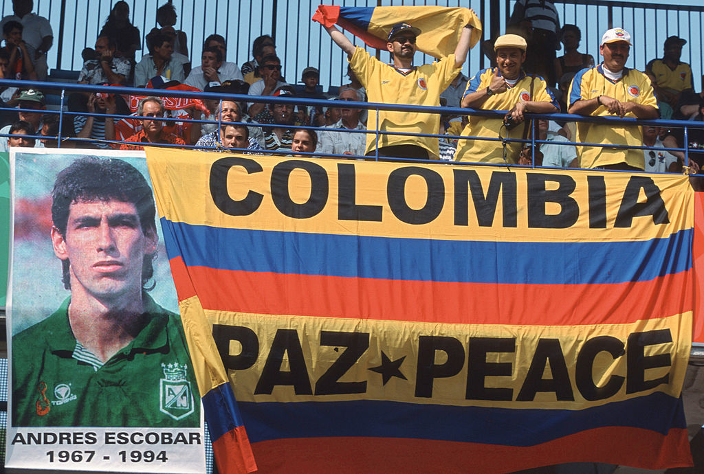 Kolumbia szurkolói az 1994-es világbajnokság után meggyilkolt Andres Escobar transzparensét mutatják a Kolumbia-Tunézia FIFA-világbajnokság mérkőzésen 1998. június 22-én a franciaországi Montpellier-ben (Forrás: Getty Images)