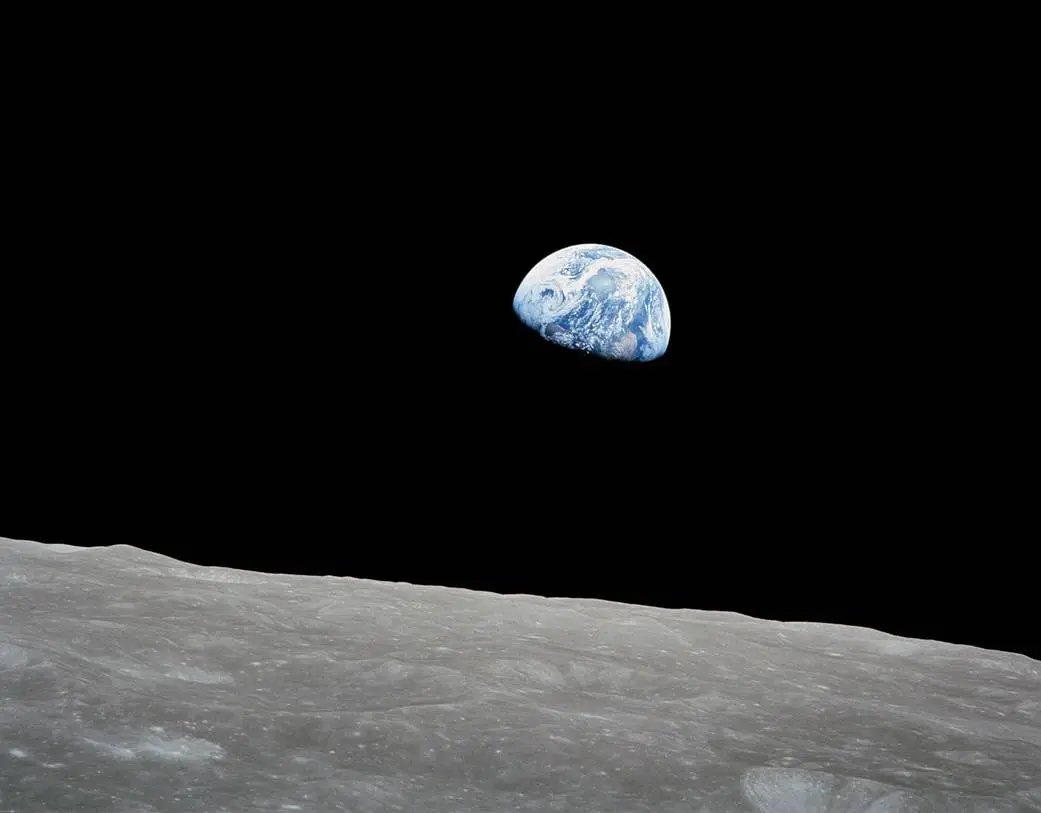 Az Earthrise című fénykép, amelyet az Apollo–8 legénységének tagjaként készített William Anders 1968. december 24-én