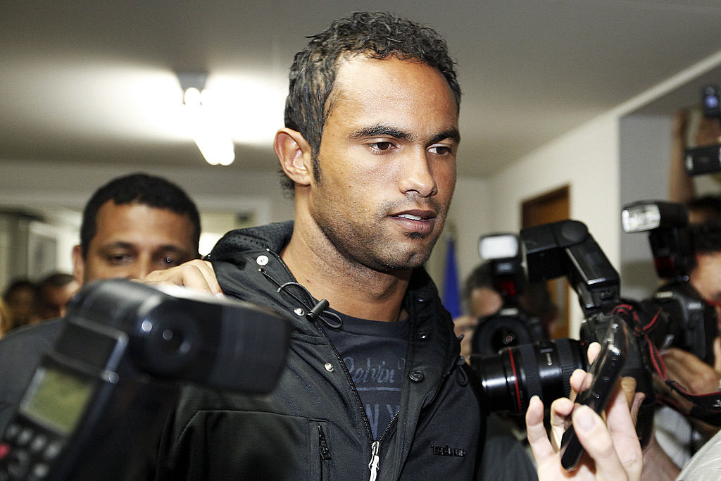 A Flamengo kapusa, Bruno Fernandes feladja magát a rendőrségen 2010. július 7-én Rio de Janeiróban, Brazíliában (Forrás: Getty Images)