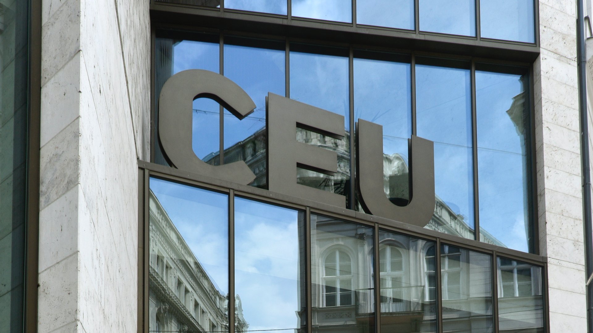 A volt Középeurópai Egyetem (CEU - Central European University) egykori belvárosi kampusz épületének bejárata a fõváros V. kerületében Nádor utca 15. szám alatt