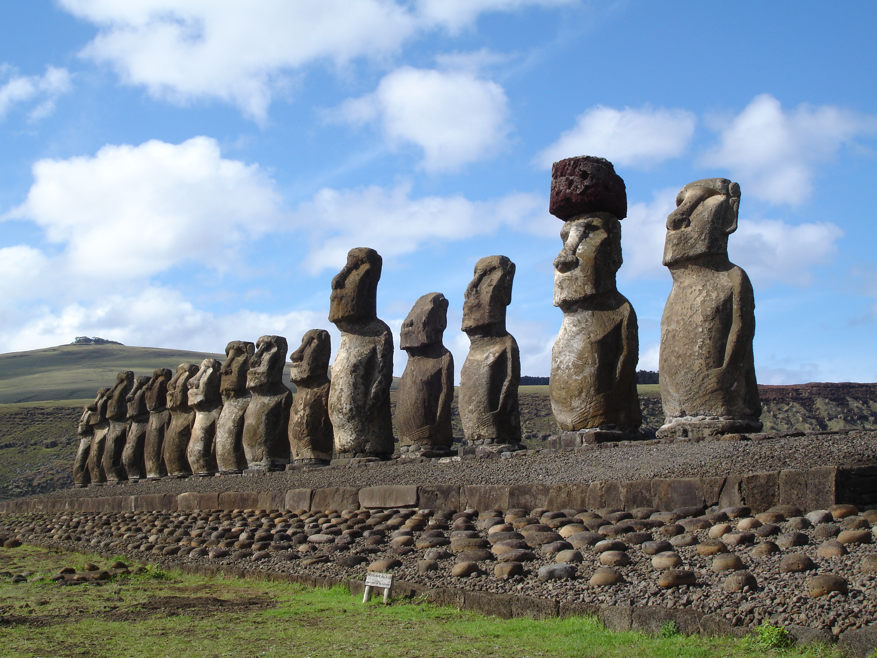 Moai-csoport a szertartási emelvényen (fotó: Wikipedia)