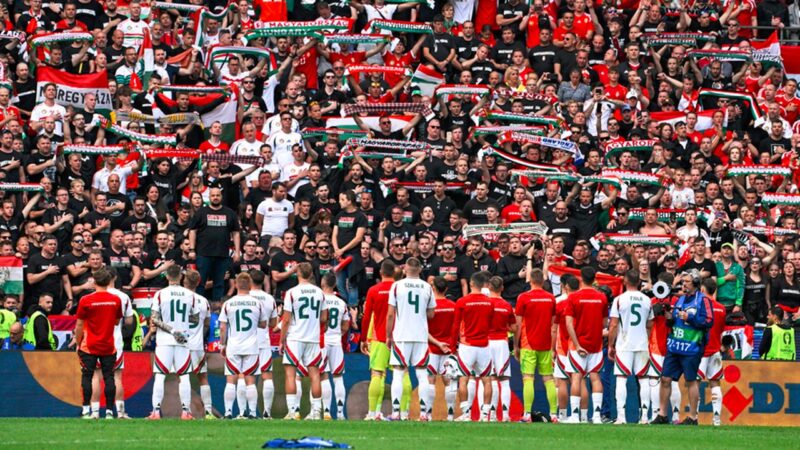 A magyar csapat a Magyarország - Svájc mérkőzés után a kölni RheinEnergie Stadionban - Fotó: MTI/Koszticsák Szilárd