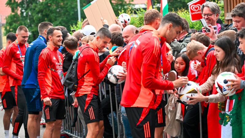 Aláírások, szelfik a magyar focistákkal - Fotó: MTI/Illyés Tibor