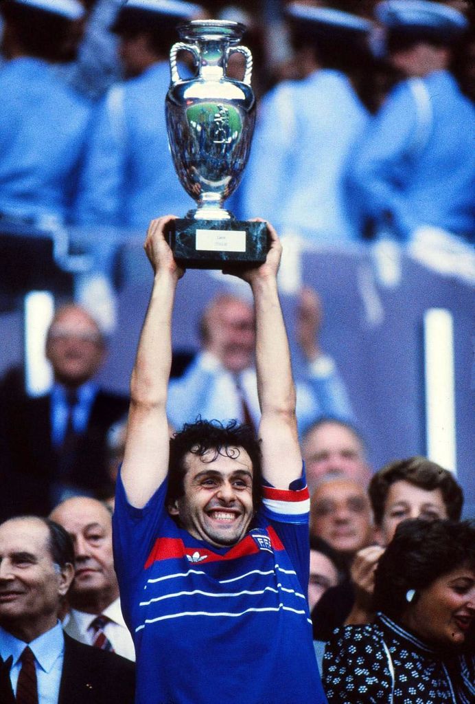 Michel Platini (Franciaország) ünnepli a győzelmet a trófeával a Franciaország-Spanyolország 1984-es UEFA EURO mérkőzés után a párizsi Parco dei Principi pályán június 27-én (Forrás: Getty Images)