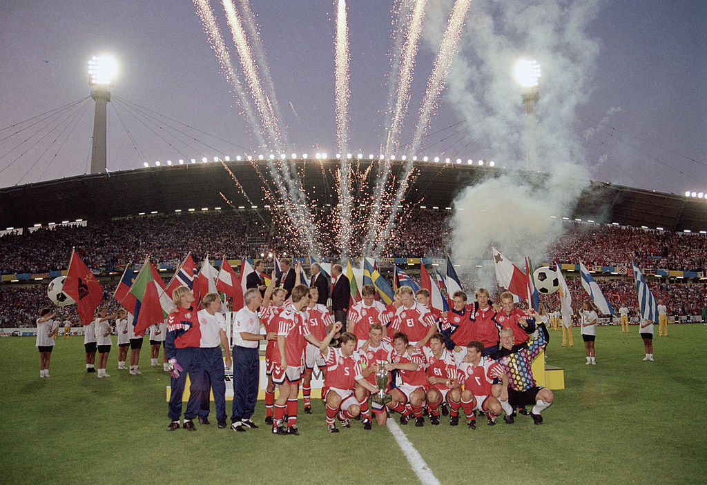Tűzijátékkal ünnepel a dán csapat az 1992-es UEFA Európa-bajnokság Dánia és Németország közötti döntője után az Ullevi Stadionban 1992. június 26-án a svédországi Gothernburgban (Forrás: Getty Images)