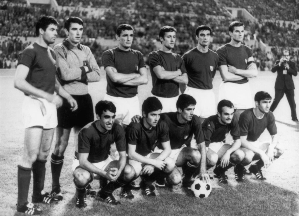 Az olasz válogatott pózol, miután 2-0-ra legyőzte Jugoszláviát a római Stadio Olimpicóban rendezett UEFA Európa-bajnokság döntőjének visszavágóján, 1968. június 10-én (Forrás: Getty Images)