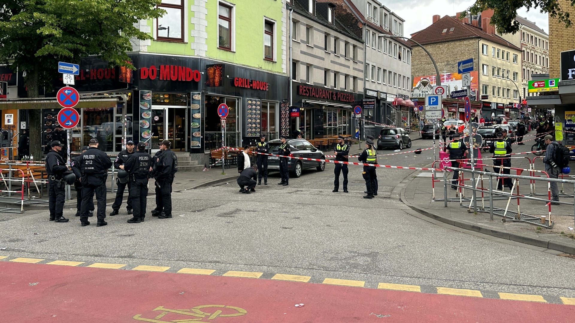 A rendőrség lezárt egy területet, miután meglőttek egy csákánnyal és Molotov-koktéllal felfegyverkezett férfit a Reeperbahn közelében Hamburg-St. Pauliban