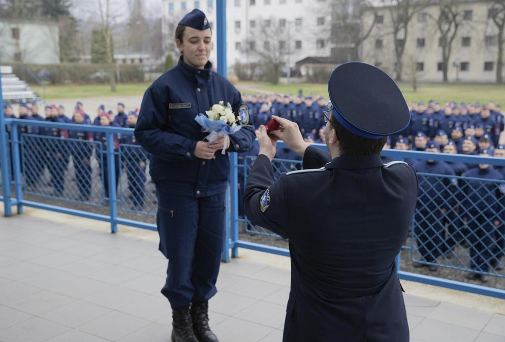 Az eligazításon kérte meg rendőrbarátnője kezét az őrmester – fotó