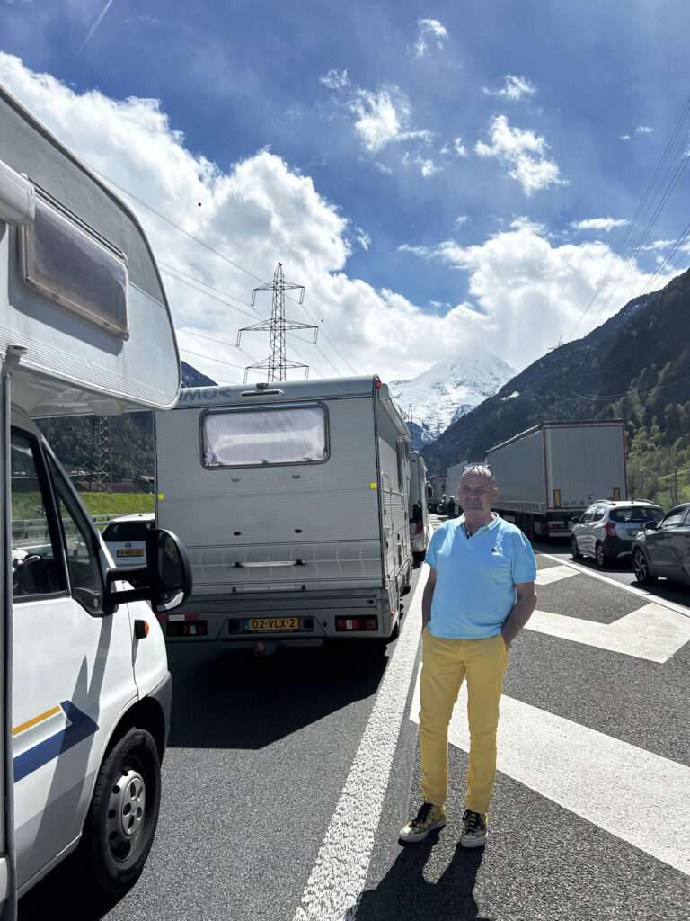 Svájc, dugó a világ leghosszabb alagútja előtt