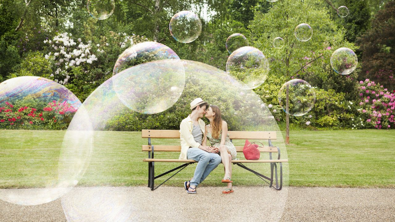 Szerelmespár a padon, buborékokkal