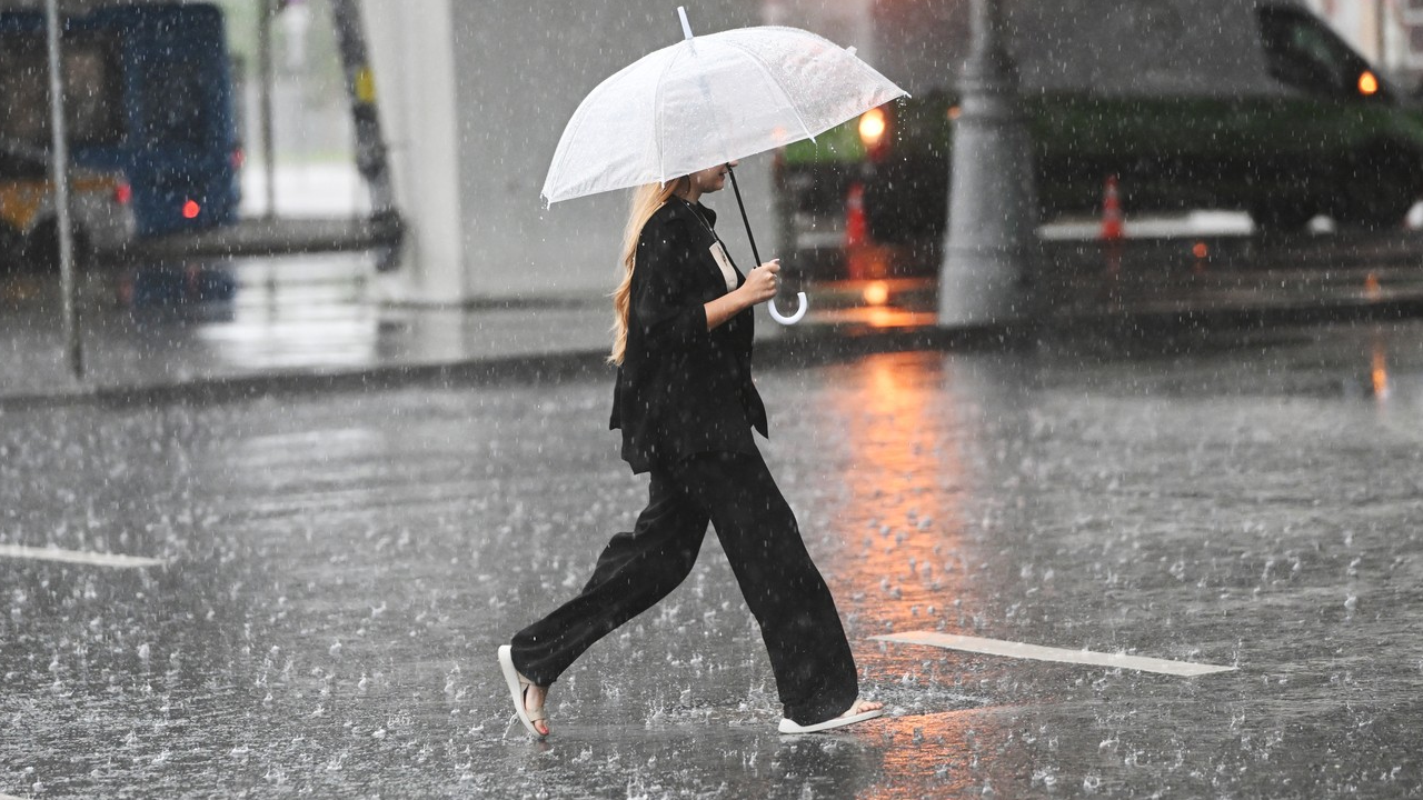 Nő esernyővel viharban