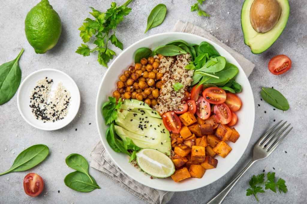 Quinoa egy egészséges "bowlban" csupa zöldséggel