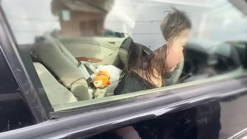 Az autóba zárt kislányuk - Forrás: YouTube