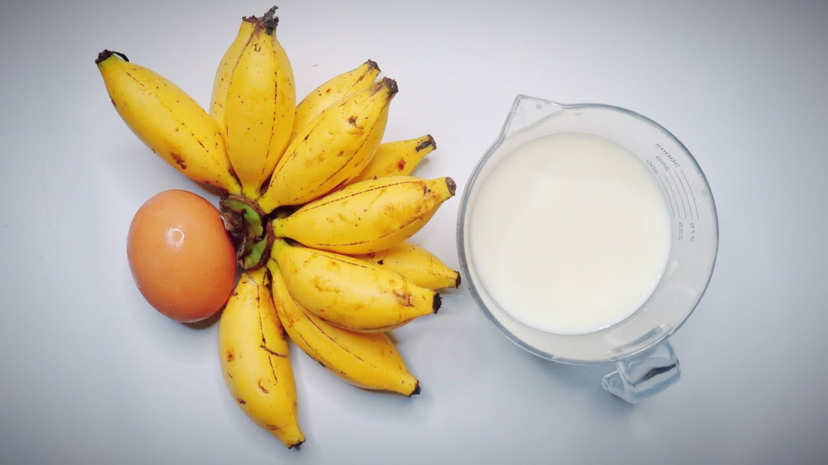 Banánsmoothie nyers tojással és tejjel