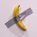 Szigetelőszalaggal felragasztott banán a falon