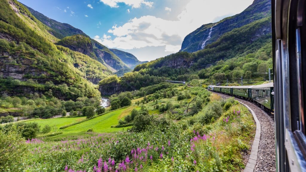 El tren se desliza por la impresionante campiña de Noruega (Imagen: Getty Images)