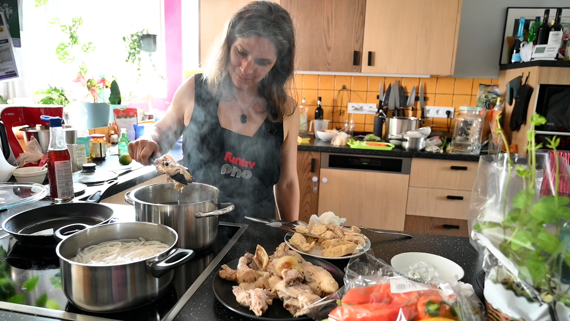Sazbolcs-Gyuris Éva pho levest készít