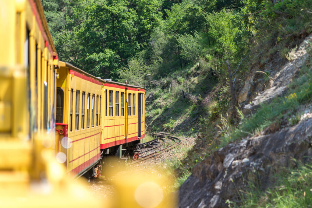 Los viajeros estarán de mejor humor no solo por las muchas aventuras, sino también por el color del tren (Foto: Getty Images)