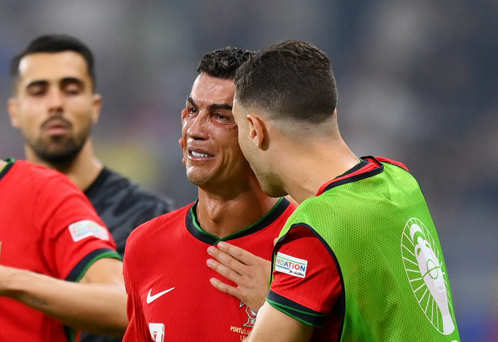 Keserves sírásban tört ki Ronaldo, társai vigasztalták (Fotó: Getty Images)