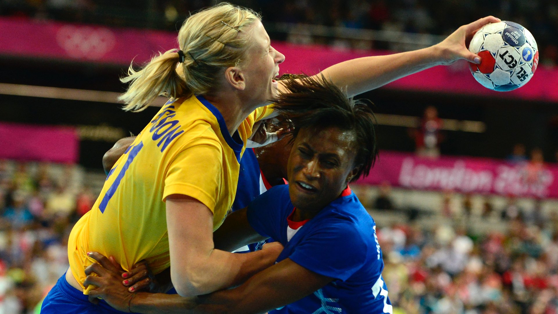 A svéd Anna-Maria Johansson (l) és a francia Allison Pineau a 2012. évi londoni olimpiai játékok női kézilabda-mérkőzésének A csoportjában játszott Franciaország - Svédország mérkőzésen a londoni Copper Box csarnokban 2012. augusztus 1-jén