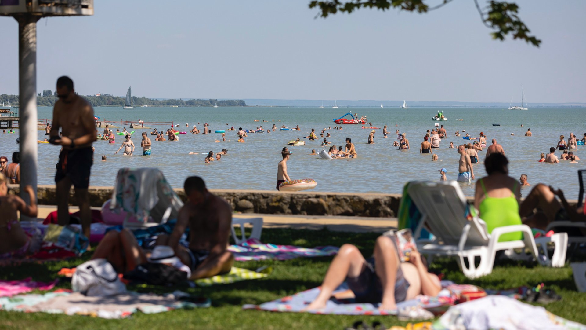 Fürdőzők a Balatonban a keszthelyi városi strandon 2022. augusztus 5-én