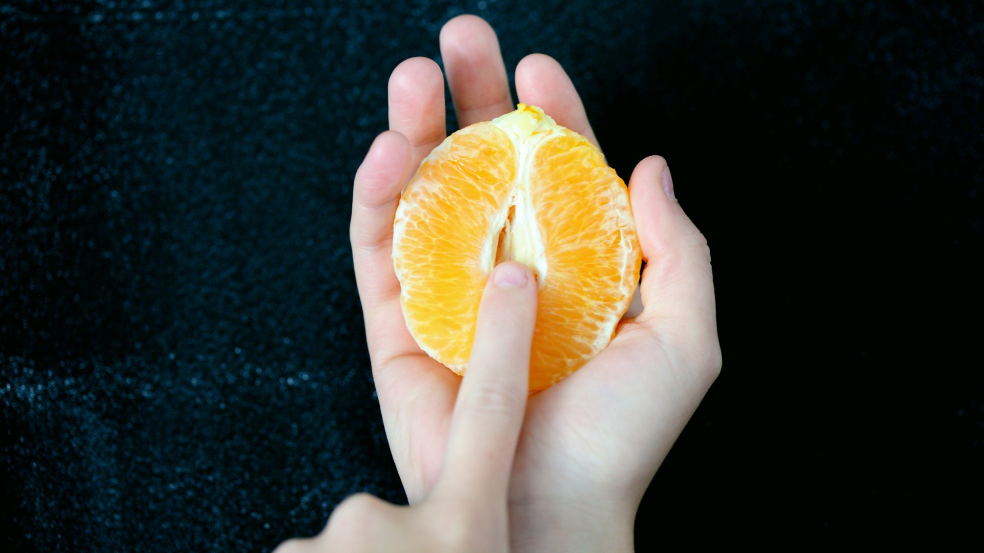 Női vaginára emlékeztető fél narancs