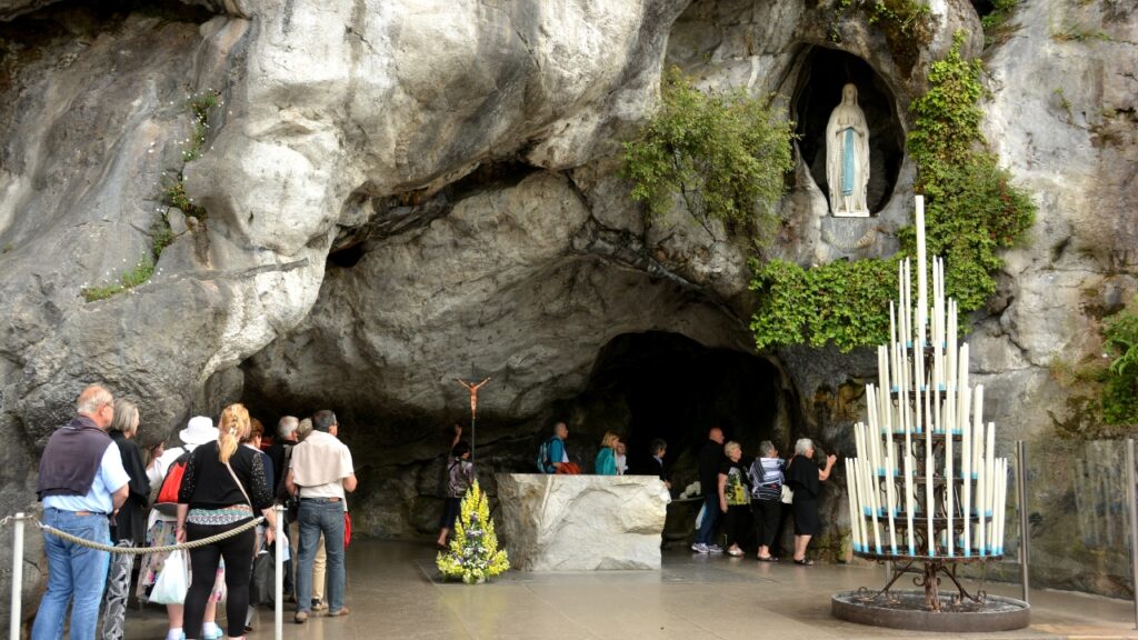 Lourdes rengeteg gyógyulni vágyót vonzz egy csoda reményében (Fotó: Getty Images)
