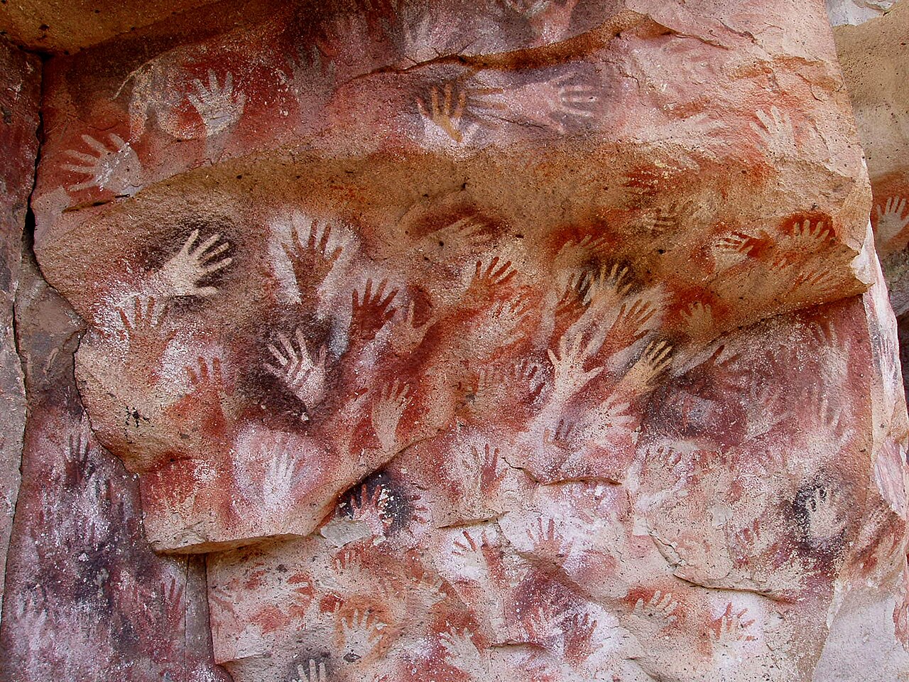 A Maltravieso-barlang kézlenyomatai (fotó: Wikipedia)