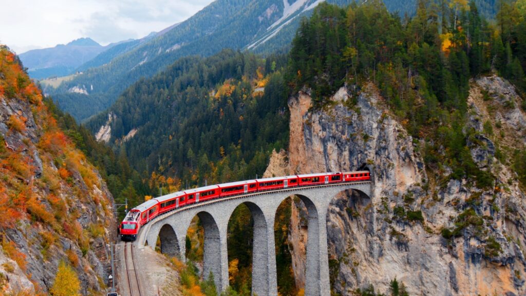 Como si no estuviéramos en este mundo en un tren en las montañas suizas (Foto: Getty Images)