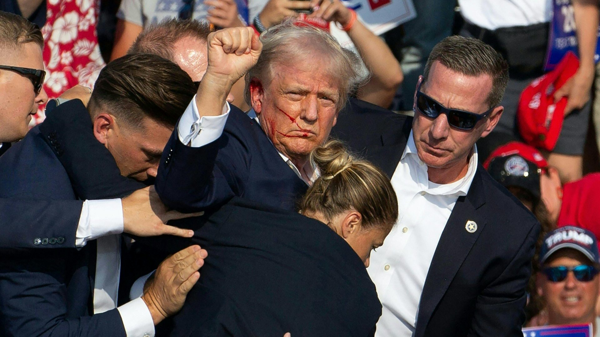 Donald Trump republikánus elnökjelölt miután rálőttek egy kampányrendezvényén a pennsylvaniai Butlerben 2024. július 13-án