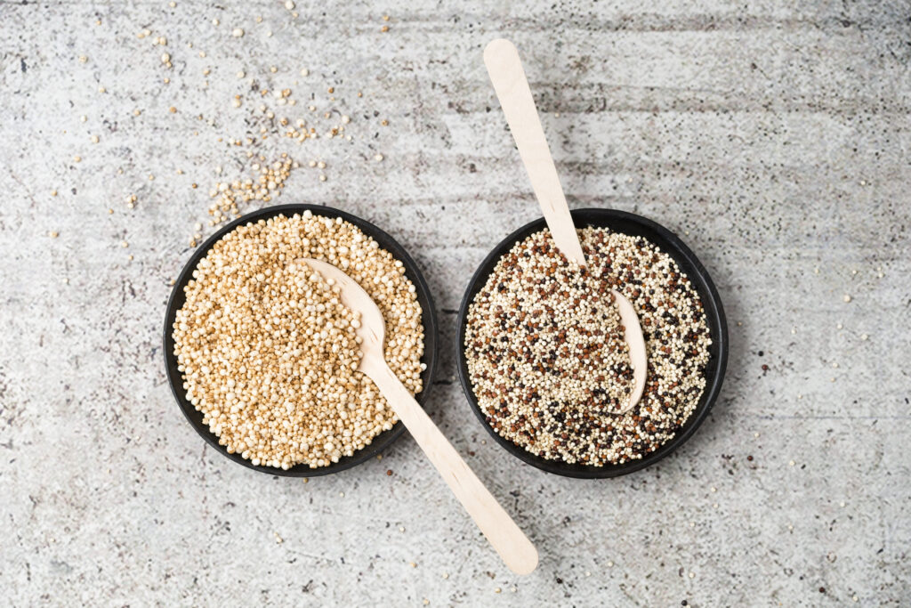 Fehér és trikolót quinoa
