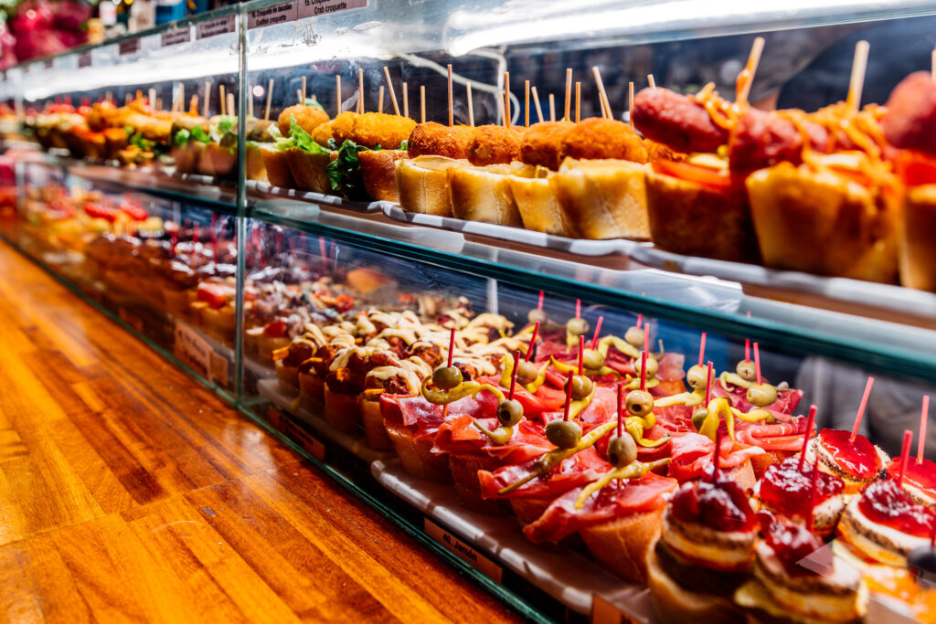 Spanyol tapasbárok látványa: végtelen pintxo sorok