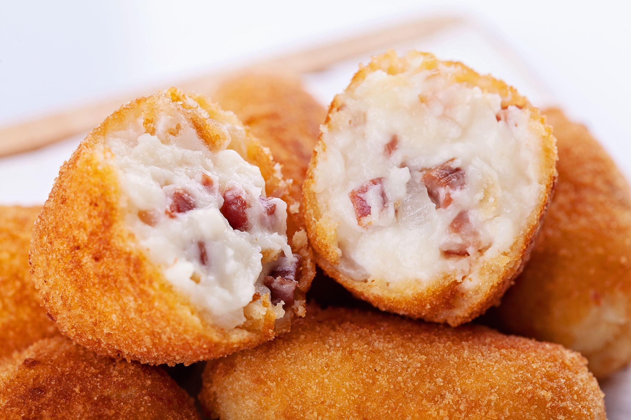 Jamón de croquetas, bechamel mártás teszi csodálatosan krémessé a roppanós krokettet.