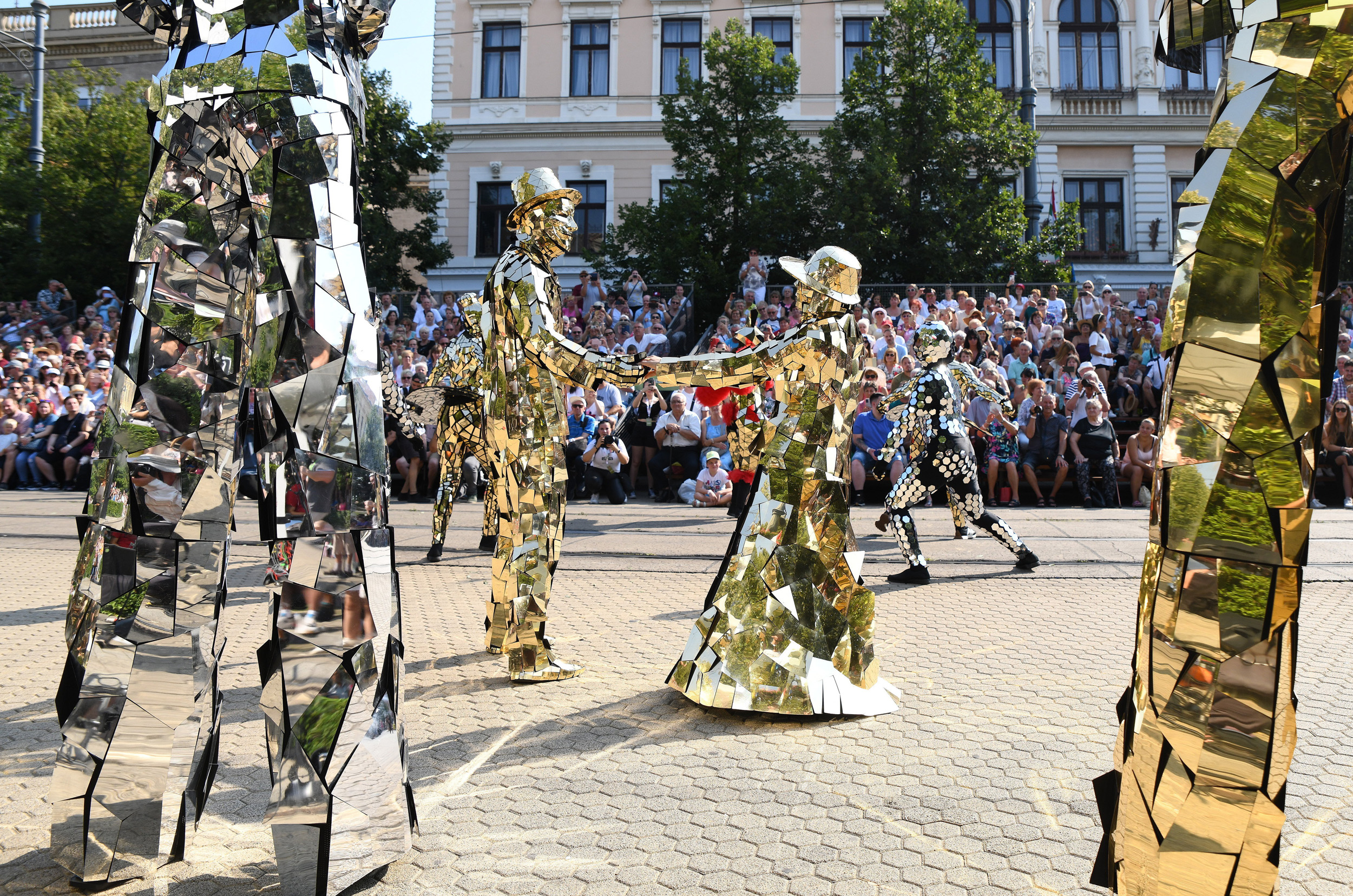 A szerbiai Mirror Crew együttes