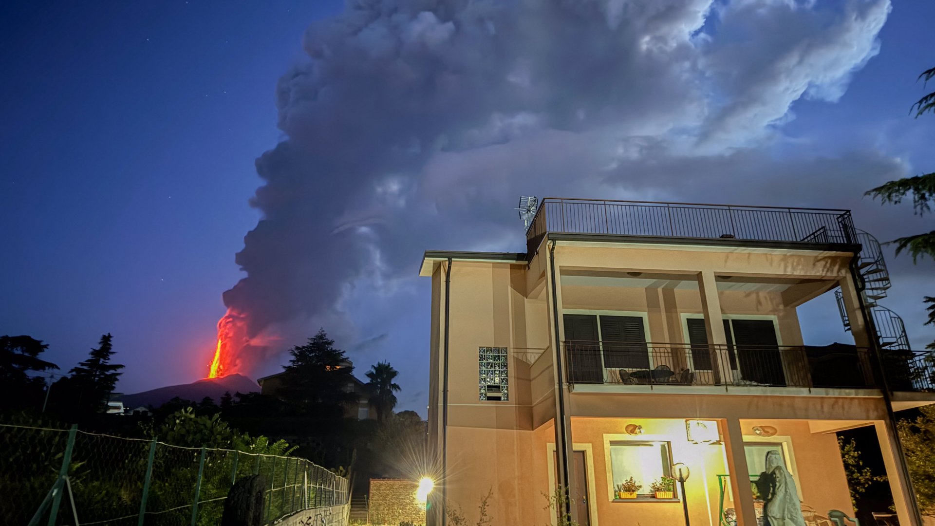 Láva, gőz és hamu tör elő az Etna vulkán egyik kráteréből 2024. augusztus 4-én kora reggel Szicíliába