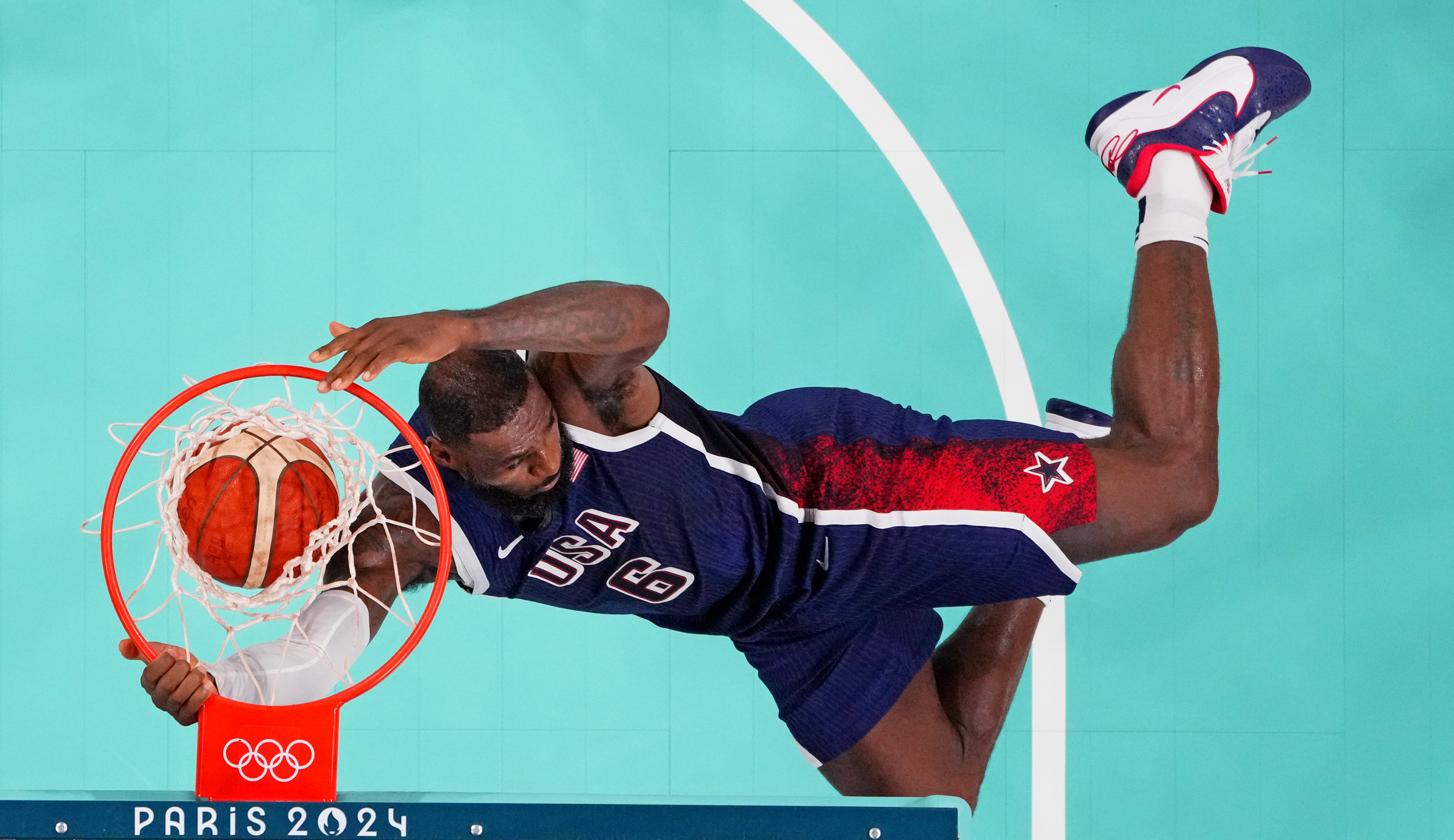 Lebron James zsákolása