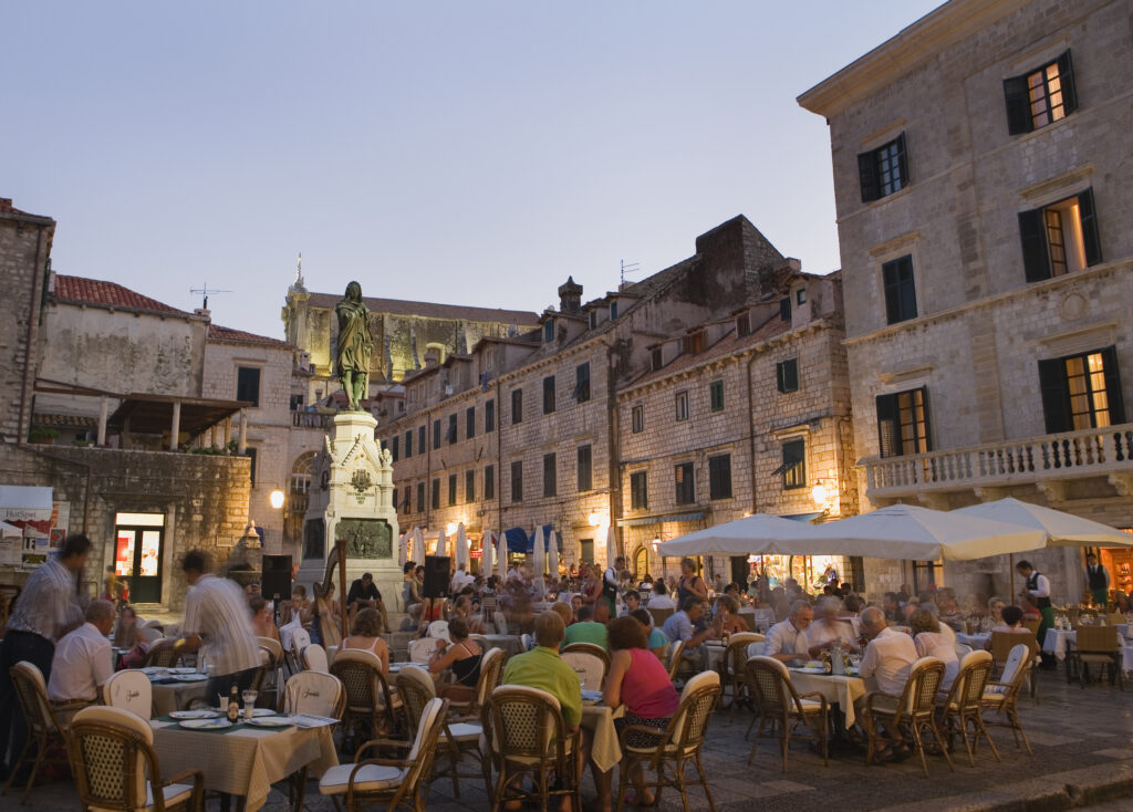 A térre kihelyezett asztalok Dubrovnikban