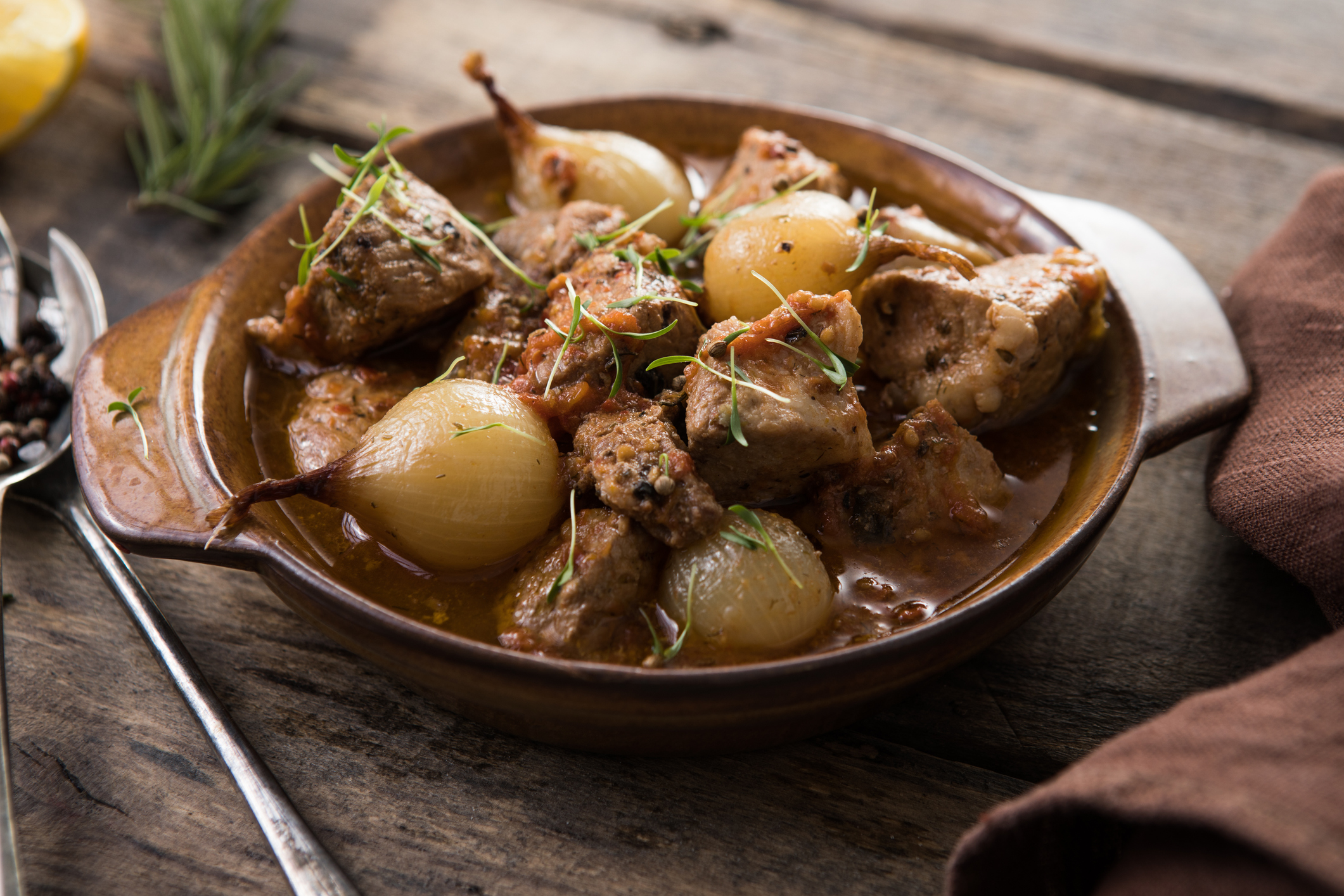 Stifado, az egész hagymákkal főtt görög marharagu