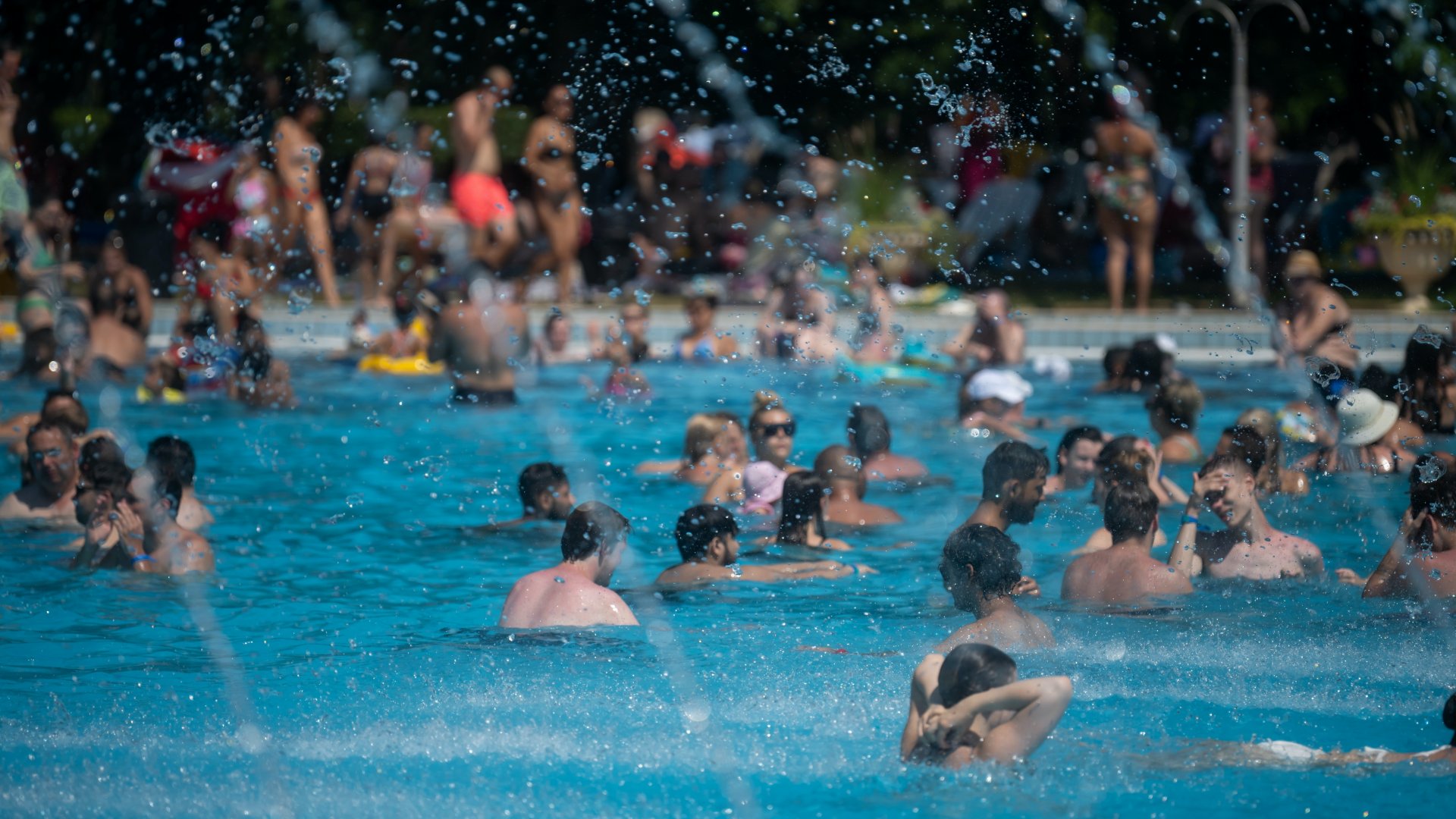 Fürdőzők a hőségben a margitszigeti Palatinus strandon 2024. július 13-án.