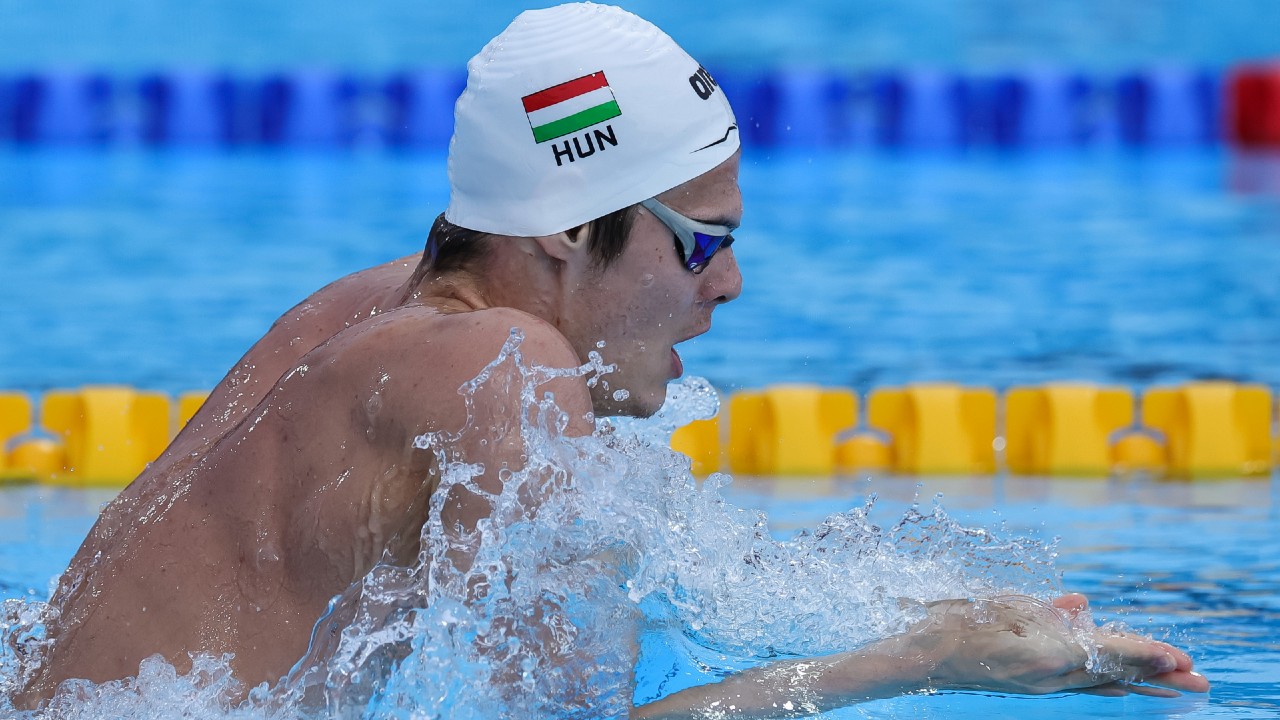 Kos Hubert a 200 méteres hátúszás döntőjében úszik