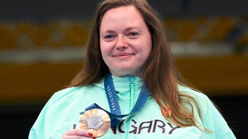 A bronzérmes Major Veronika a női sportpisztoly versenyszám eredményhirdetésén - Fotó: MTI/Czeglédi Zsolt