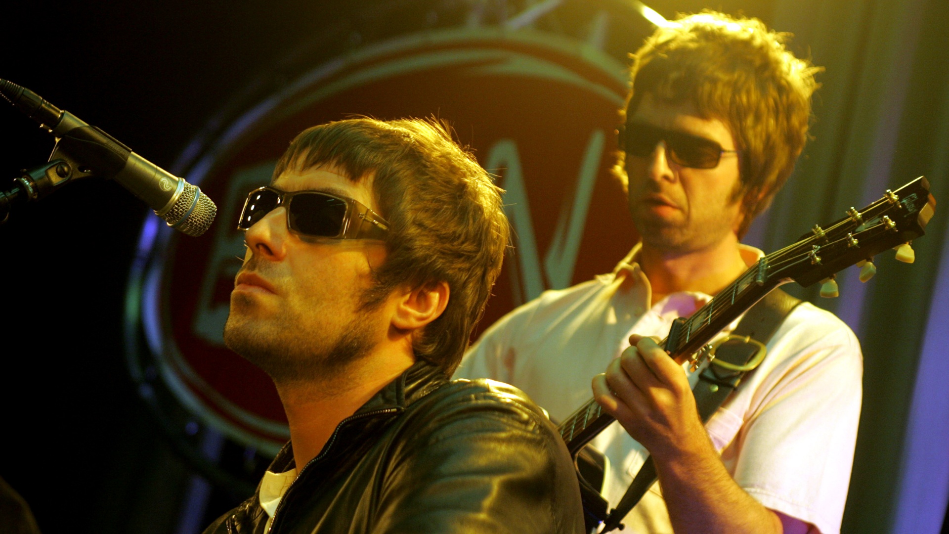 Liam Gallagher és Noel Gallagher koncertezik