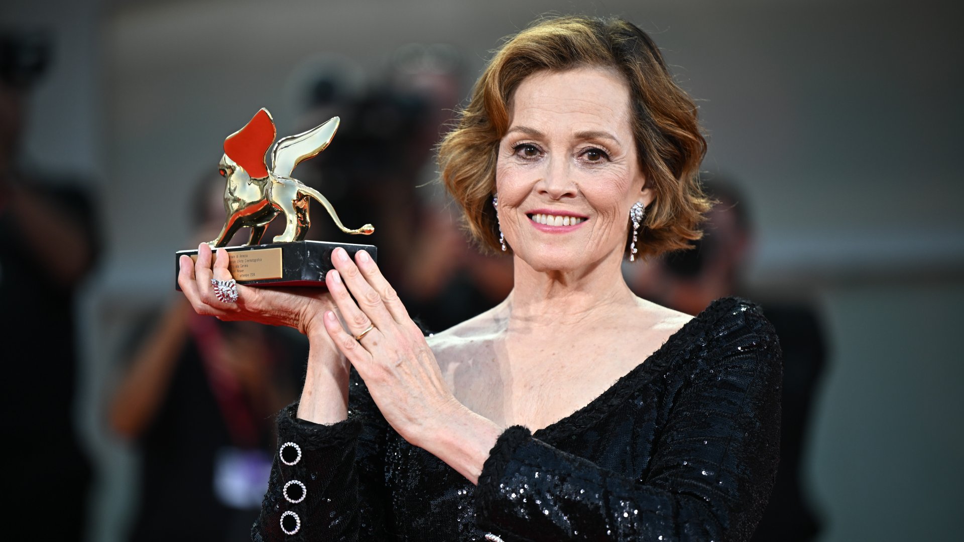 Sigourney Weaver pózol az Arany Oroszlán életműdíjjal pózol a 81. Velencei Nemzetközi Filmfesztiválon az olaszországi Velencében 2024. augusztus 28-án