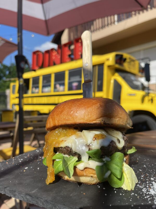 A dunakeszi School Bus Diner hamburgere