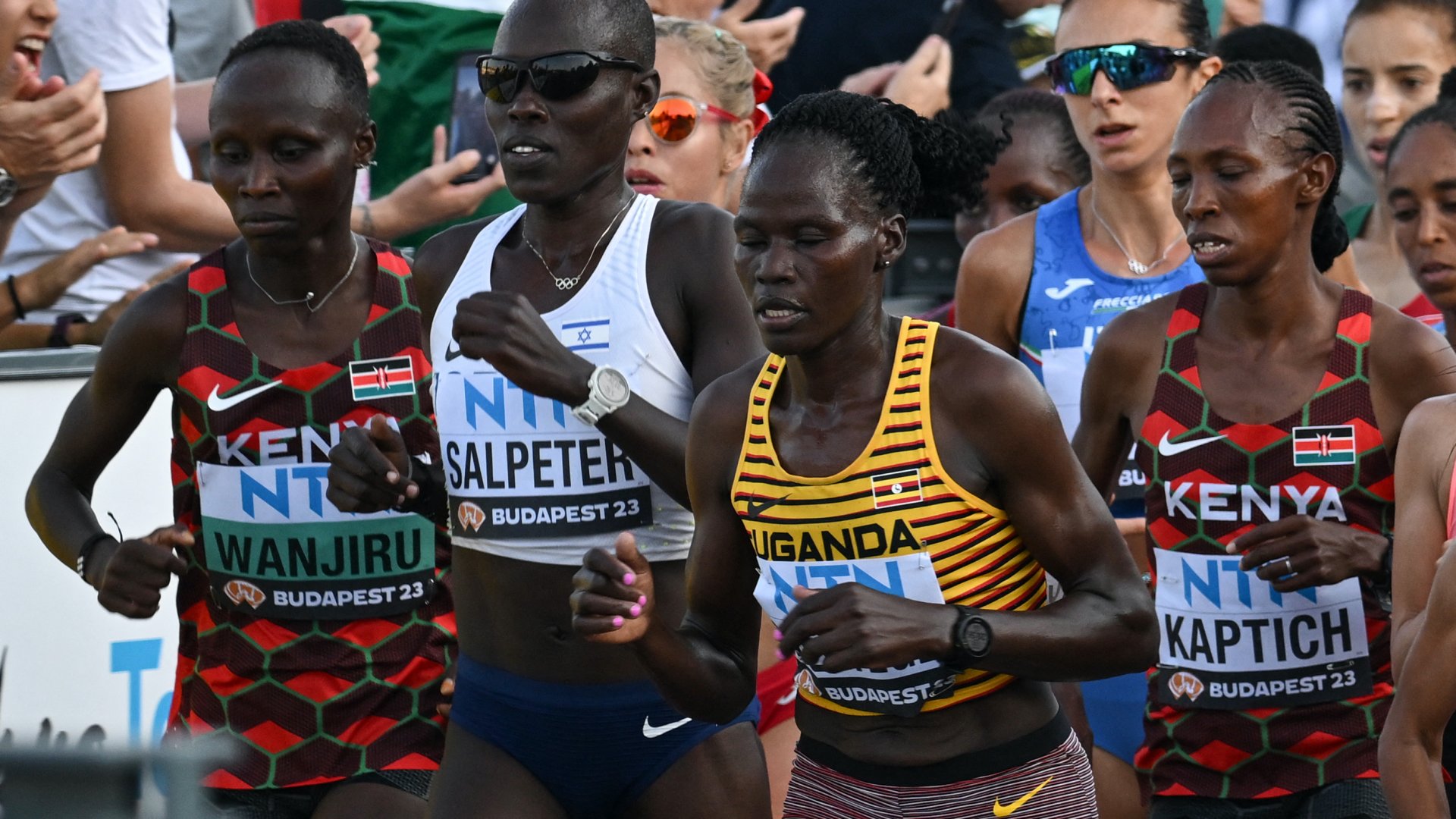 Az ugandai Rebecca Cheptegei (sárga csíkos felsőben) a női maraton döntőjében a budapesti atlétikai világbajnokságon 2023. augusztus 26-án