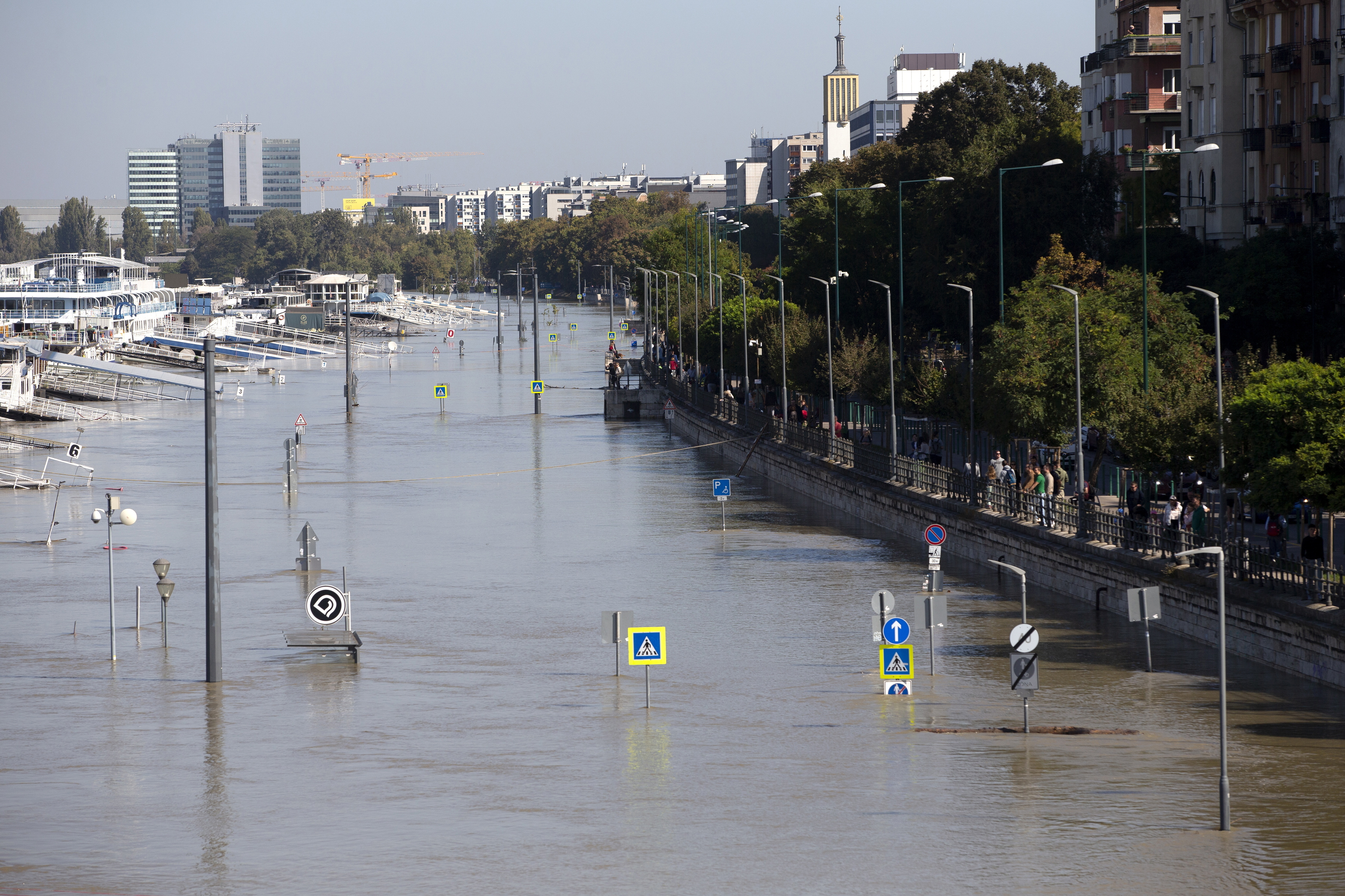 Budapest, 2024. szeptember 21.Az áradó Duna a Carl Lutz rakparton 2024. szeptember 21-én. Ezen a napon tetõzik az árvíz a fõvárosban.MTI/Kocsis Zoltán